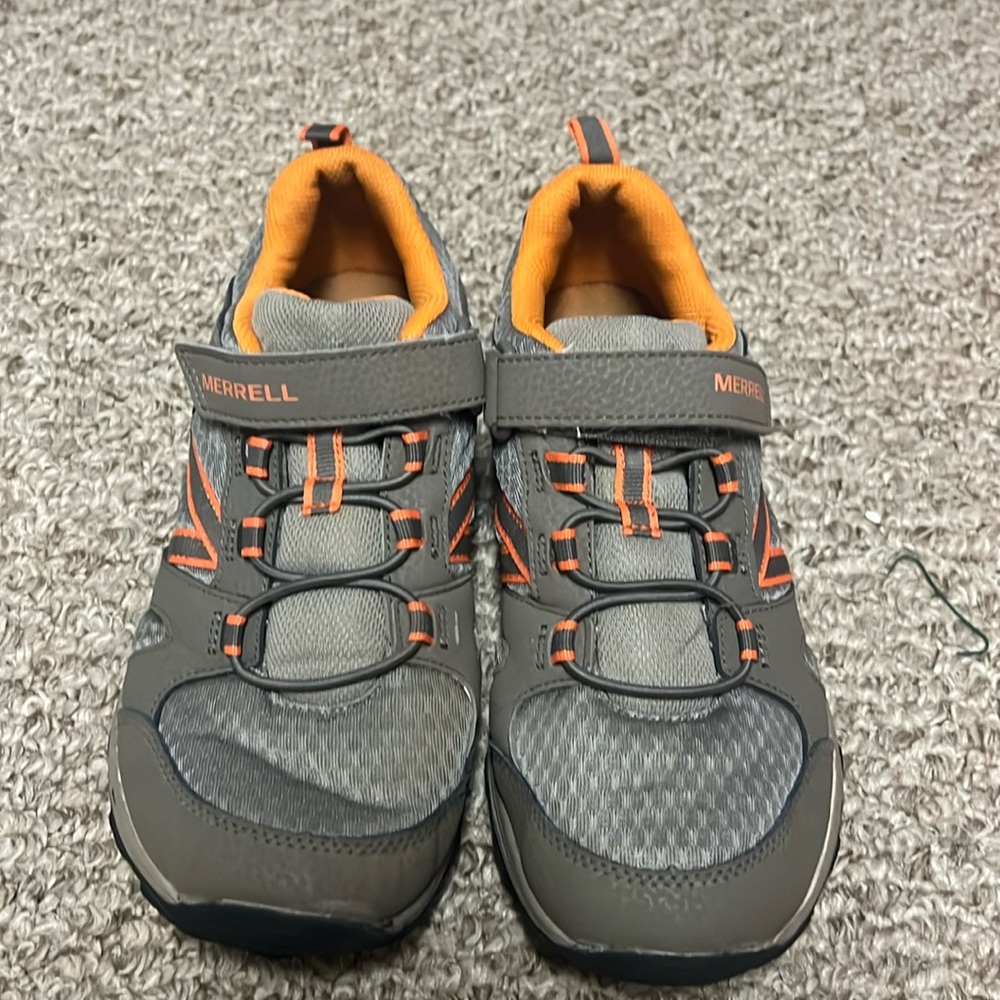 Boys Tennis Shoes 5.5 Tan and orange